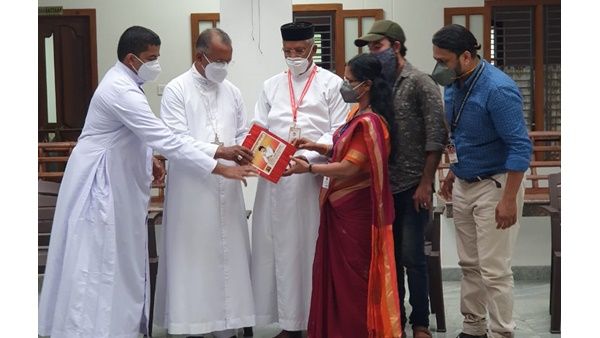 കുട്ടികളുടെ ഓൺലൈൻ പഠനത്തിനായി വിദ്യാമൃതം മമ്മൂട്ടിയുടെ സ്മാർട്ട്‌ ഫോൺ വിതരണപദ്ധതി തലശേരിയിൽ തുടങ്ങി