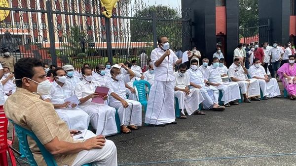 പികെ ബഷീര്‍ മുഖ്യമന്ത്രി, ഷംസുദ്ദീന്‍ സ്പീക്കര്‍: സഭയ്ക്ക് മുന്നില്‍ പ്രതീകാത്മ സഭയുമായി പ്രതിപക്ഷം