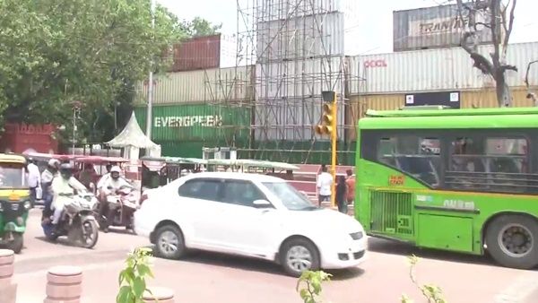 ചെങ്കോട്ടയ്ക്ക് മുന്നിൽ കണ്ടെയ്നർ കോട്ട, മുൻപില്ലാത്ത തരത്തിലുള്ള സുരക്ഷ ഒരുക്കങ്ങൾക്ക് രണ്ട് കാരണങ്ങൾ