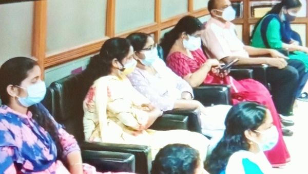 പോസ്റ്റിന്റെ പേരില്‍ വനിതാജീവനക്കാരെ സ്ഥലംമാറ്റി: കേരളാ ബാങ്ക് ജനറല്‍ മാനേജരെ ഉപരോധിച്ചു