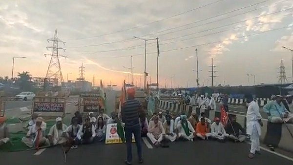 കര്‍ഷകരുടെ ഭാരത് ബന്ദില്‍ സ്തംഭിച്ച് ദില്ലി; ഒന്നര കിലോ മീറ്ററോളം ഗതാഗതക്കുരുക്ക്