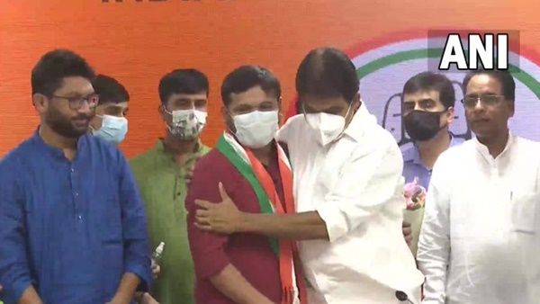 കനയ്യയുടെ ആസാദി ഇനി കോണ്‍ഗ്രസില്‍ മുഴങ്ങും: പാര്‍ട്ടി അംഗത്വം സ്വീകരിച്ച് കനയ്യയും ജിഗ്നേഷും