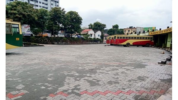 കണ്ണൂർ കെ.എസ്.ആര്‍.ടി.സി ഡിപ്പോ നവീകരണം നിലച്ചു: യാത്രക്കാർ ദുരിതത്തിൽ