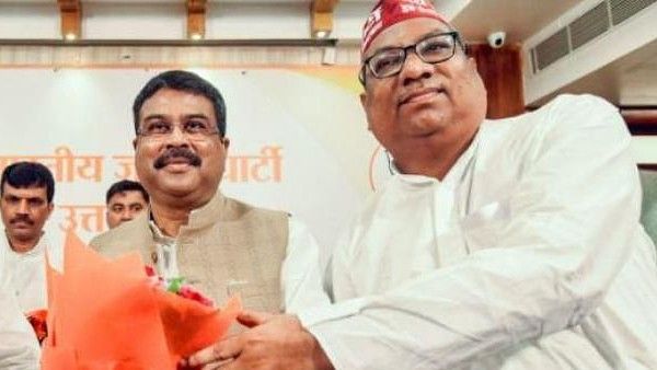 യുപിയില്‍ ട്വിസ്റ്റുകളുടെ പൂരം; നിഷാദ് പാര്‍ട്ടി ബിജെപിക്കൊപ്പം, ബിഎസ്പി നേതാക്കള്‍ എസ്പിയിലേക്ക്