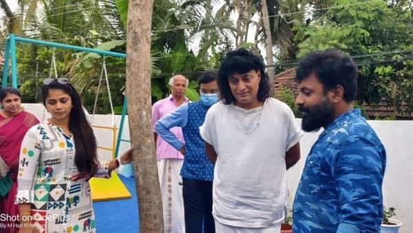 'എണ്ണിനോക്കാതെ വലിയൊരു നോട്ട് കെട്ട് കൈയ്യില്‍ തന്നു!! സ്‌നേഹപൂര്‍വം മടക്കി... വിശിഷ്ട അതിഥി'