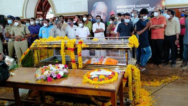അഭിനയകുലപതി ഇനി ഓര്‍മ്മയില്‍; മഹാനടന്‍ നെടുമുടി വേണുവിന്റെ മൃതദേഹം സംസ്‌കരിച്ചു