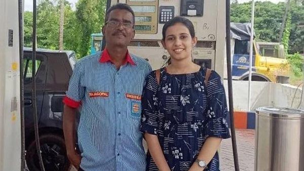 കണ്ണൂരിലെ പെട്രോൾ പമ്പ് ജീവനക്കാരൻ രാജഗോപാലും മകൾ ആര്യയും വൈറൽ, കാരണം ഇങ്ങനെ