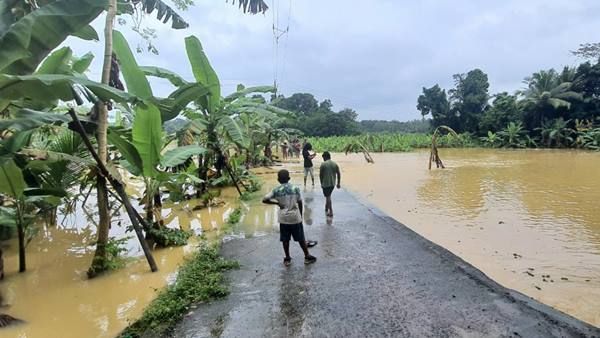 ചക്രവാതച്ചുഴിയുടെ സ്വാധീനം, 26 വരെ സംസ്ഥാനത്ത് ഇടിമിന്നലോട് കൂടി മഴ, ഇന്ന് 10 ജില്ലകളിൽ യെല്ലോ അലേർട്ട്