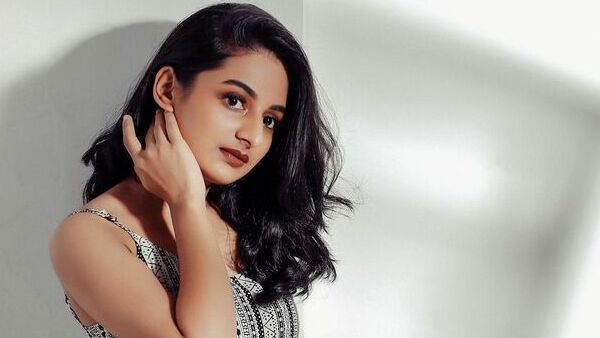 നിങ്ങളെല്ലാം വെറും ഷിറ്റ് ആണ്..... ലൗഡ്‌സ്പീക്കറിനും താരങ്ങള്‍ക്കും മറുപടിയുമായി എസ്തര്‍ അനില്‍