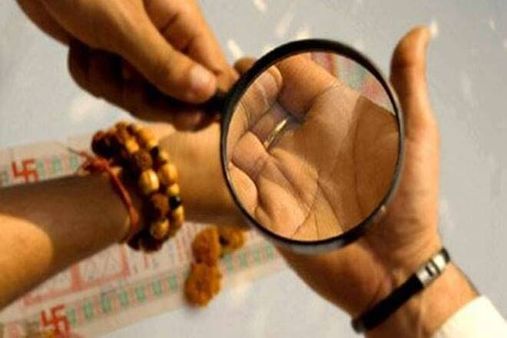 ഐഎഎസ് പാസാകാന്‍ ജോത്സ്യനെ സമീപിച്ചു; നല്‍കിയത് 1,25000 കണ്ണിന്റെ കാഴ്ചയും പോയി