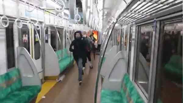 ഹാലോവീന്‍ ദിനത്തില്‍ ജോക്കറാക്രമണം, കത്തിവീശി, ട്രെയിനിന് തീയിട്ടു, നിരവധി പേര്‍ക്ക് പരിക്ക്