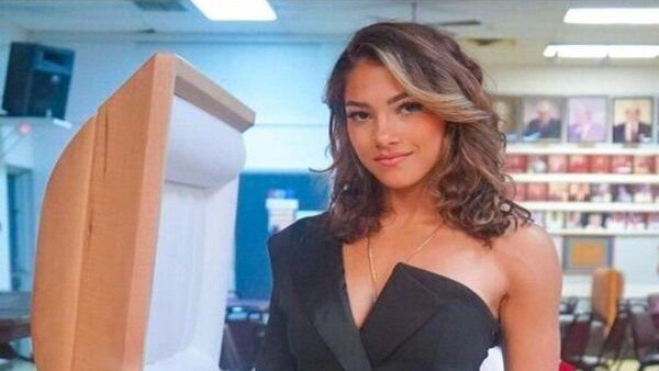 പിതാവിന്റെ ശവപ്പെട്ടിക്ക് മുന്നില്‍ നിന്ന് ചിത്രങ്ങളെടുത്ത് യുവതി, പൊങ്കാല, അക്കൗണ്ട് പൂട്ടി