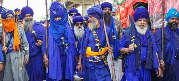 ഉറയില്‍ നിന്ന് വാളെടുത്താല്‍ രക്തം കാണാതെ തിരിച്ചുവെക്കില്ല; ആരാണ് നിഹാംഗ് സിഖുകാര്‍