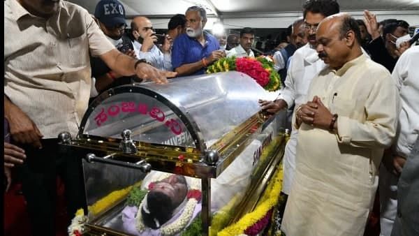 പ്രിയ താരത്തിന് യാത്രയയപ്പ് നല്‍കി കര്‍ണാടക, സംസ്‌കാരം പിതാവിനെ സംസ്‌കരിച്ചതിന് സമീപം