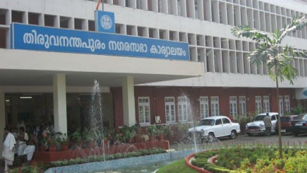 തിരുവനന്തപുരം നഗരസഭയിൽ നാടകീയരംഗങ്ങൾ; ബിജെപി കൗൺസിലർമാർ വഴിയിൽ കിടന്ന് പ്രതിഷേധിച്ചു