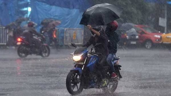 ഇരുചക്രവാഹനങ്ങളിൽ കുട നിവർത്തിയുള്ള യാത്ര പാടില്ല; ഗതാഗത കമ്മീഷണർ ഉത്തരവിറക്കി