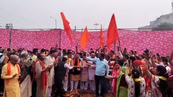 ജുമുഅ നമസ്‌ക്കാരം നടത്തുന്നയിടത്ത് പൂജ നടത്തി ഹിന്ദുത്വ സംഘടന, പങ്കെടുത്ത് ബിജെപി നേതാവ് കപിൽ മിശ്രയും