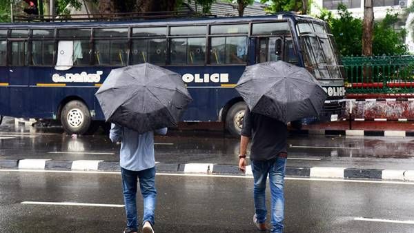 തിരുവനന്തപുരത്ത് റെഡ് അലേർട്ട്; നെയ്യാറ്റിൻകരയിൽ പാലം തകർന്നു, ട്രെയിനുകൾ റദ്ദാക്കി
