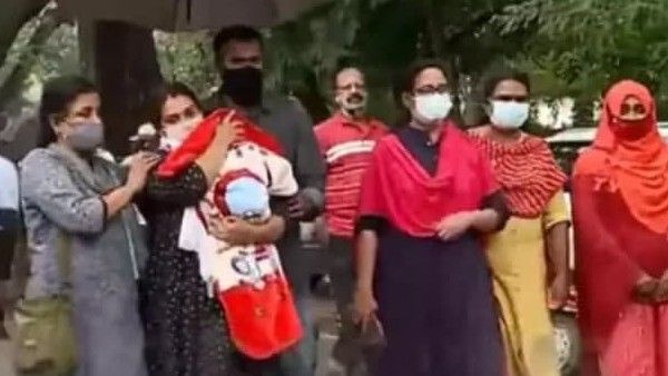 കുഞ്ഞിന് മുത്തം നല്‍കി അനുപമ; കോടതിയില്‍ അസാധാരണ സംഭവങ്ങള്‍, ചരിത്ര നിമിഷം