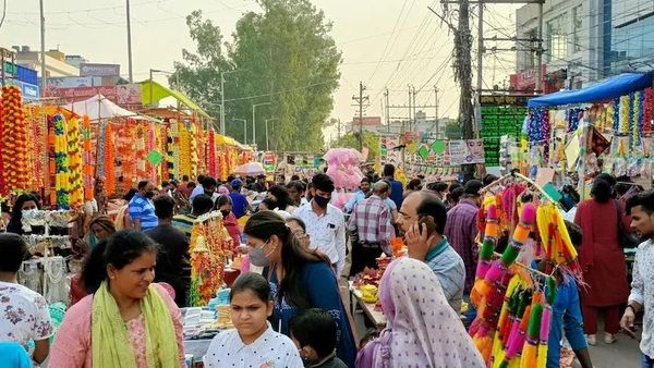 ലഖ്‌നൗവിലും ചണ്ഡീഗഡിലും ജനത്തിരക്ക്, സാമൂഹിക അകലമില്ല, മാസ്‌കില്ല, താളം തെറ്റി നിയന്ത്രണങ്ങള്‍
