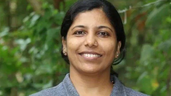 ഒടുവില്‍ എം.ജി സര്‍വകലാശാല തലകുനിച്ചു; ദീപയുടെ സമരത്തിന് വിരാമം