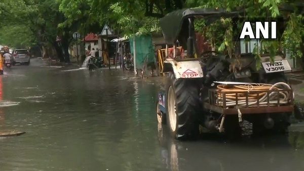 തമിഴ്‌നാട്ടില്‍ തകര്‍ത്ത് പെയ്ത് മഴ, ചെന്നൈയില്‍ ഓറഞ്ച് അലര്‍ട്ട്, 24 ജില്ലകളില്‍ സ്‌കൂളുകള്‍ അടച്ചു