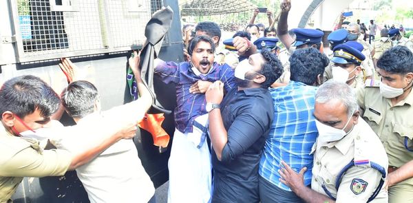 കണ്ണൂര്‍ സര്‍വകലാശാല വിസിക്ക് പുനര്‍ നിയമനം; കരിങ്കൊടി നാട്ടി യുവമോര്‍ച്ച പ്രവര്‍ത്തകര്‍