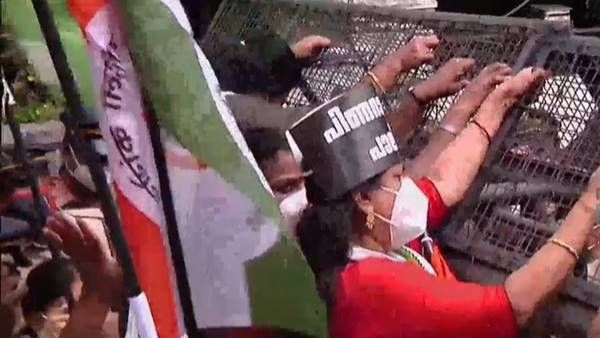 ജോജുവിനെതിരെ കേസെടുക്കണം, പ്രതിഷേധം കടുപ്പിച്ച് മഹിള കോണ്‍ഗ്രസ്: മരട് സ്‌റ്റേഷനിലേക്ക് മാര്‍ച്ച്