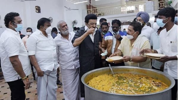 തമിഴ്നാടിന്റെ തലവൻ ഡാ സ്റ്റാലിൻ; ആഹാരം രുചിച്ച് മാത്രം വിതരണം