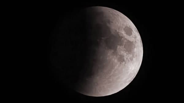 ചന്ദ്രഗ്രഹണം 2021: ഗർഭകാലത്ത് ചന്ദ്രഗ്രഹണം ദോഷകരമാണോ? ഗർഭിണികൾ സ്വീകരിക്കേണ്ട മുൻകരുതലുകളുണ്ടോ?