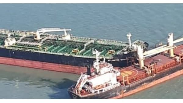 ഗുജറാത്ത് തീരത്ത് രണ്ട് ചരക്ക് കപ്പലുകൾ കൂട്ടിയിടിച്ചു; സമുദ്ര മലിനീകരണം ഇല്ലെന്ന് റിപ്പോർട്ട്