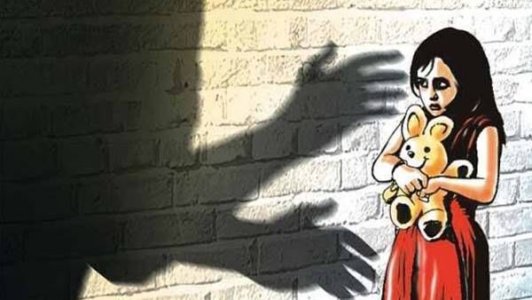 'വസ്ത്രത്തിന് പുറത്തു കൂടി ചർമത്തിൽ സ്പർശിച്ചാൽ ലൈംഗിക പീഡനമല്ല'; വിവാദ ഉത്തരവ് റദ്ദാക്കി സുപ്രീംകോടതി