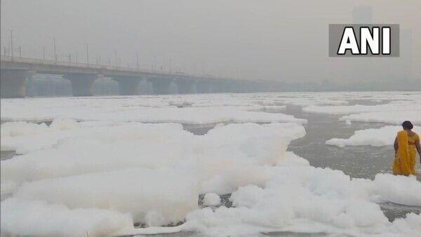 യമുനാ നദിയില്‍ മഞ്ഞുപാളികള്‍ ഒഴുകി നടക്കുന്നു? പക്ഷേ യാഥാര്‍ത്ഥ്യം മറ്റൊന്ന്, ഭയപ്പെടേണ്ട സാഹചര്യം