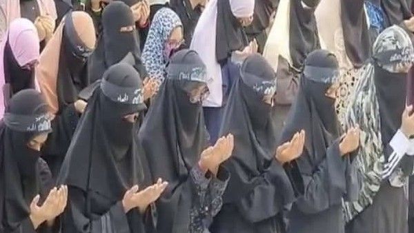 ബാബറി മസ്ജിദ് പുനര്‍നിര്‍മിക്കണം; പ്രതിഷേധവുമായി സ്ത്രീകള്‍ തെരുവില്‍... അയോധ്യ ശാന്തം, പക്ഷേ...