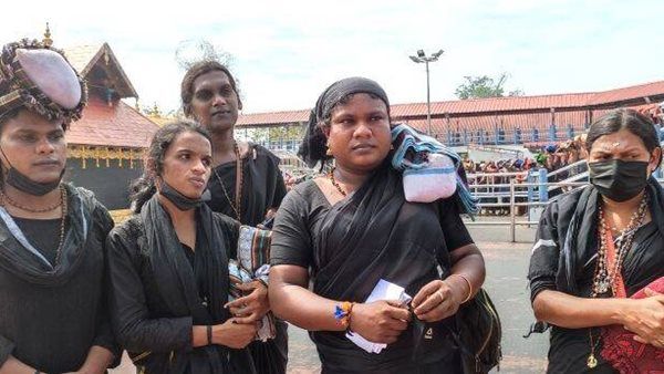 അയ്യപ്പനെ തൊഴുത് മടങ്ങി ട്രാന്‍സ്‌ജെന്‍ഡര്‍ സംഘം, എരുമേലിയിൽ പോലീസ് തടഞ്ഞെന്ന് ആക്ഷേപം