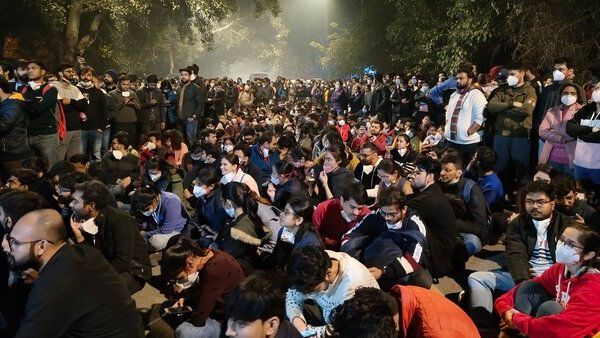 ദില്ലി സ്തംഭിപ്പിച്ച് ഡോക്ടര്‍മാര്‍, പോലീസ് ക്രൂരതയ്‌ക്കെതിരെ നാളെ പണിമുടക്ക്, പ്രതിഷേധം കടുക്കും