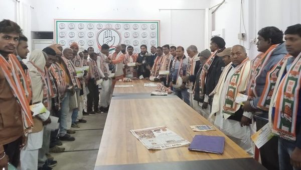 എസ്പിയെ അമ്പരിപ്പിച്ച് കോണ്‍ഗ്രസ്, ഞെട്ടല്‍: മുതിർന്ന നേതാവ് ഉള്‍പ്പടെ 6 കൗണ്‍സിലർമാർ കോണ്‍ഗ്രസില്‍ ചേർന്നു