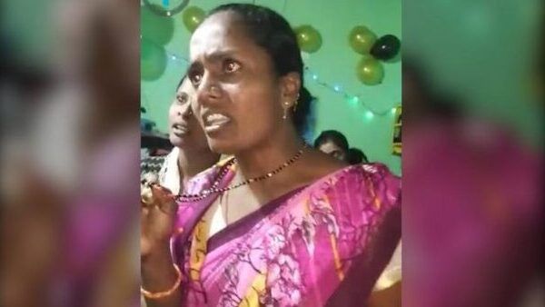 ഇറങ്ങി പോ പുറത്ത്: ക്രിസ്മസ് ആഘോഷം അലങ്കോലമാക്കാന്‍ എത്തിയ വിദ്വേഷ സംഘത്തെ നേരിട്ട് യുവതി