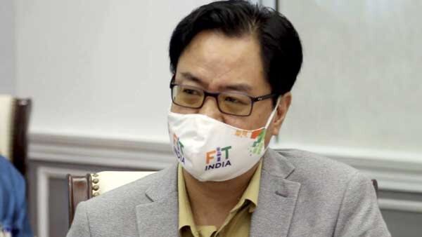 സിറ്റിംഗിന് 10-15 ലക്ഷമൊക്കെ വാങ്ങിയാല്‍ സാധാരണക്കാര്‍ എന്തുചെയ്യും? അഭിഭാഷകരുടെ ഉയര്‍ന്ന ഫീസിനെതിരെ റിജിജു