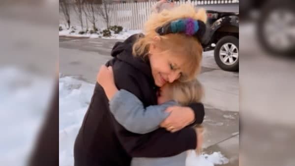 പെൺകുട്ടിയ്ക്ക് ക്രിസ്മസ് സമ്മാനമായി മുത്തശ്ശിയുടെ ആലിംഗനം; ഇൻസ്റ്റാഗ്രാമിൽ പോസ്റ്റിട്ട് അമ്മ