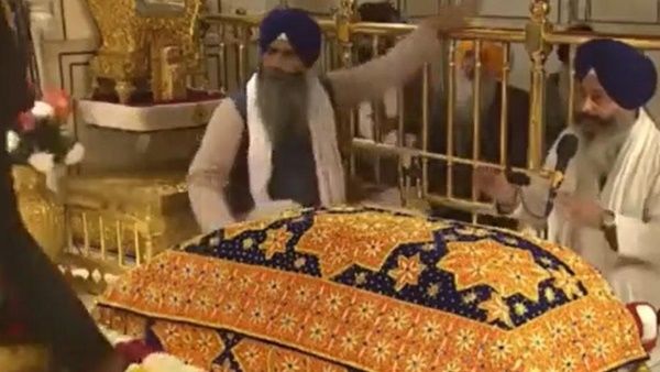 ക്ഷേത്രം അശുദ്ധമാക്കാന്‍ ശ്രമിച്ചെന്ന് ആരോപിച്ച് സുവർണ്ണ ക്ഷേത്രത്തില്‍ യുവാവിനെ തല്ലിക്കൊന്നു