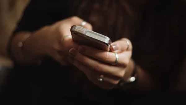 ഫേസ്ബുക്കില്‍ പങ്കുവെച്ച യുവ എഴുത്തുകാരിയുടെ ഫോട്ടോകള്‍, അശ്ലീലസൈറ്റില്‍; പരാതി നല്‍കിയിട്ടും നടപടിയില്ല