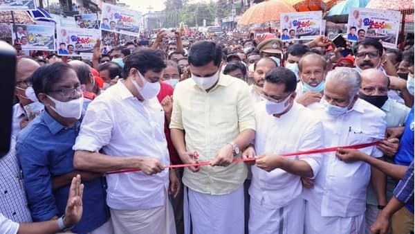 എടപ്പാള്‍ പാലം ഉദ്ഘാടനത്തിന് തിങ്ങി നിറഞ്ഞ് ജനങ്ങള്‍; കേസെടുക്കാത പോലീസ്, 'ആലോചിക്കും'