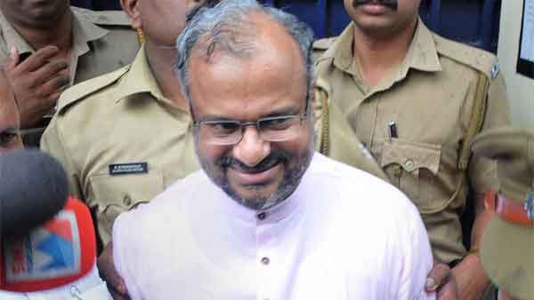 105 ദിവസത്തെ വിചാരണയ്ക്ക് 105 കതിന; ഫ്രാങ്കോയെ ആഘോഷപൂര്‍വം എതിരേറ്റ് ജന്മനാട്