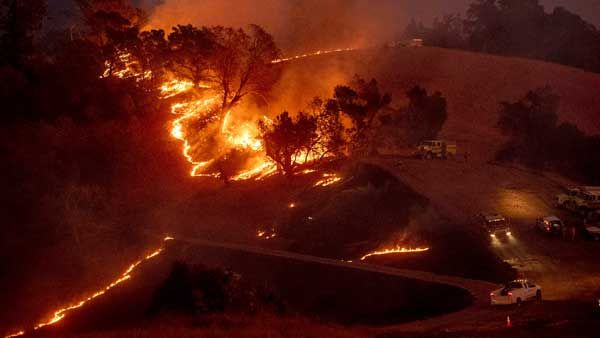 അമേരിക്കയിലെ കൊളറാഡോയില്‍ വൻ കാട്ടുതീ, നൂറുകണക്കിന് വീടുകൾ കത്തി, പലായനം ചെയ്ത് ആയിരങ്ങൾ