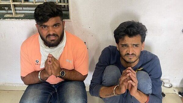 തോക്കും പിടിച്ച് ബൈക്കഭ്യാസം, പോലീസ് പിടിച്ചു, ഒടുവില്‍ ഗുജറാത്തി യുവാക്കള്‍ സംഭവിച്ചത് ഇങ്ങനെ