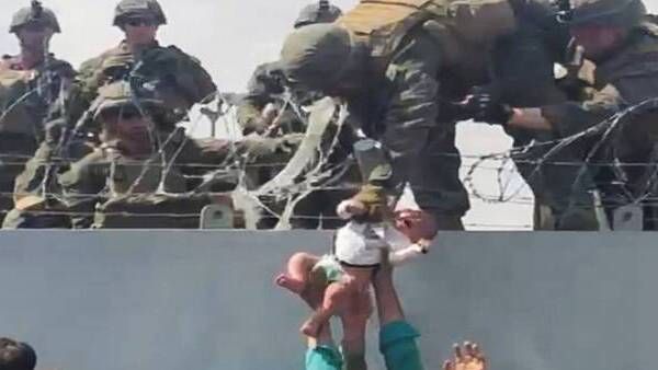 അഫ്ഗാനിസ്ഥാനിലെ കൂട്ടപ്പൊരിച്ചിലില്‍ യുഎസ് സൈനികന് കൈമാറിയ കുഞ്ഞ് ഒടുവില്‍ ബന്ധുക്കള്‍ക്കൊപ്പം