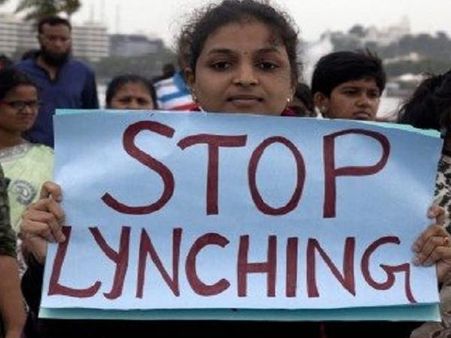 യുവാവിനെ ജനക്കൂട്ടം അടിച്ചുകൊന്നു; ശേഷം പോലീസിന് മുന്നിലിട്ട് കത്തിച്ചു... കാരണം ആ മരം