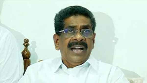 ഗവർണ്ണറും മുഖ്യ മന്ത്രിയും കണ്ണ് പൊത്തി കളിക്കുന്നു; രൂക്ഷവിമർശനവുമായി മുല്ലപ്പള്ളി