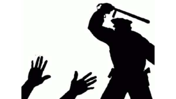 ടിക്കറ്റ് ഇല്ല; ട്രെയിനിൽ പൊലീസിന്റെ മർദ്ദനം; ബൂട്ടിട്ട് ചവിട്ടി; യാത്രക്കാരനെ പുറത്താക്കി